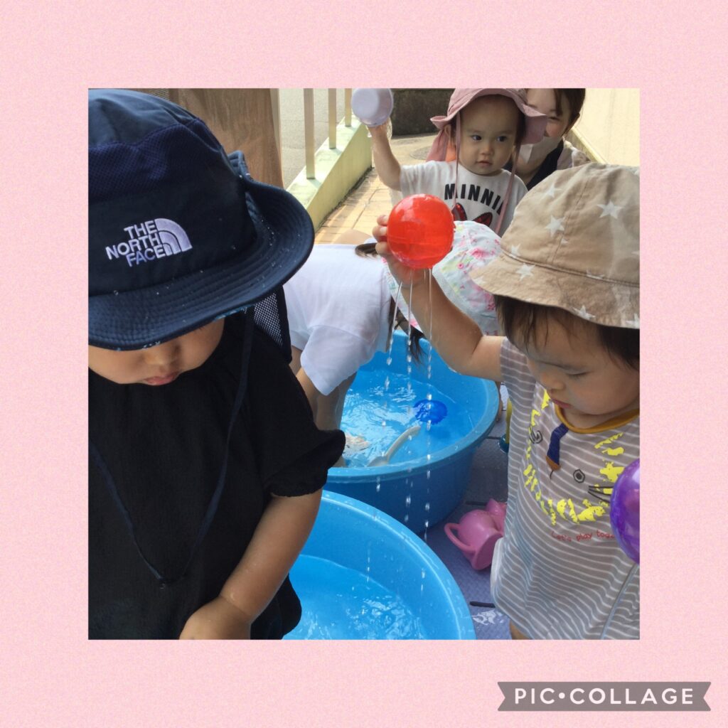 水風船で水遊びする園児たち