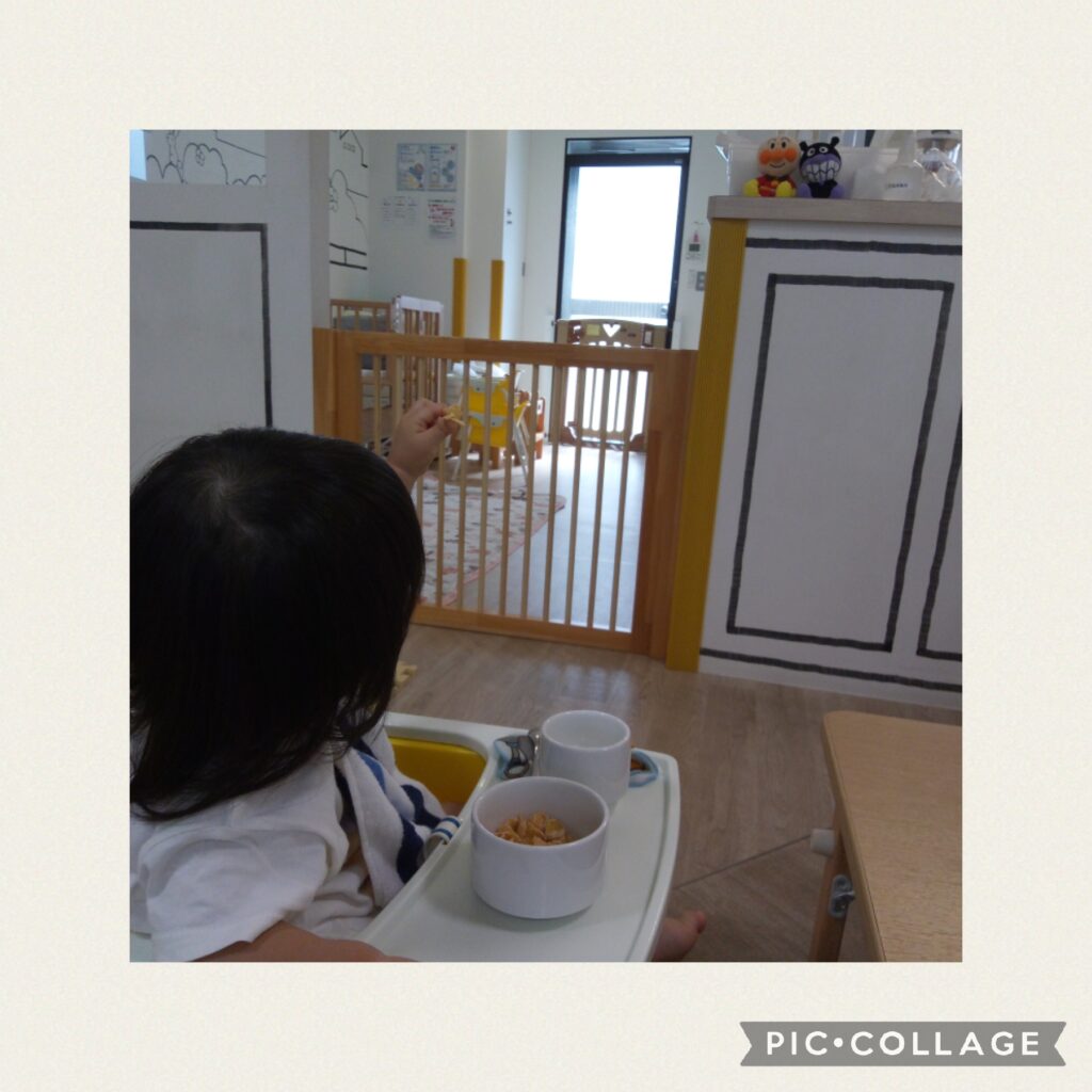 おやつを食べる園児